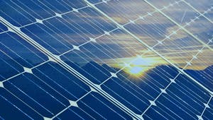 Solaranlage in der sich die Sonne spiegelt