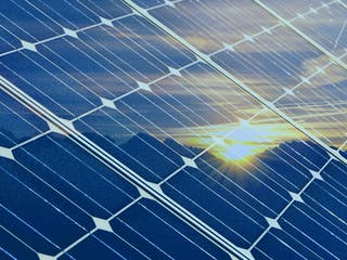 Solaranlage in der sich die Sonne spiegelt