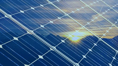 Solaranlage in der sich die Sonne spiegelt