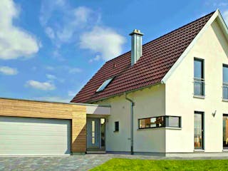 Einfamilienhaus mit angrenzender Garage mit Holzverkleidung