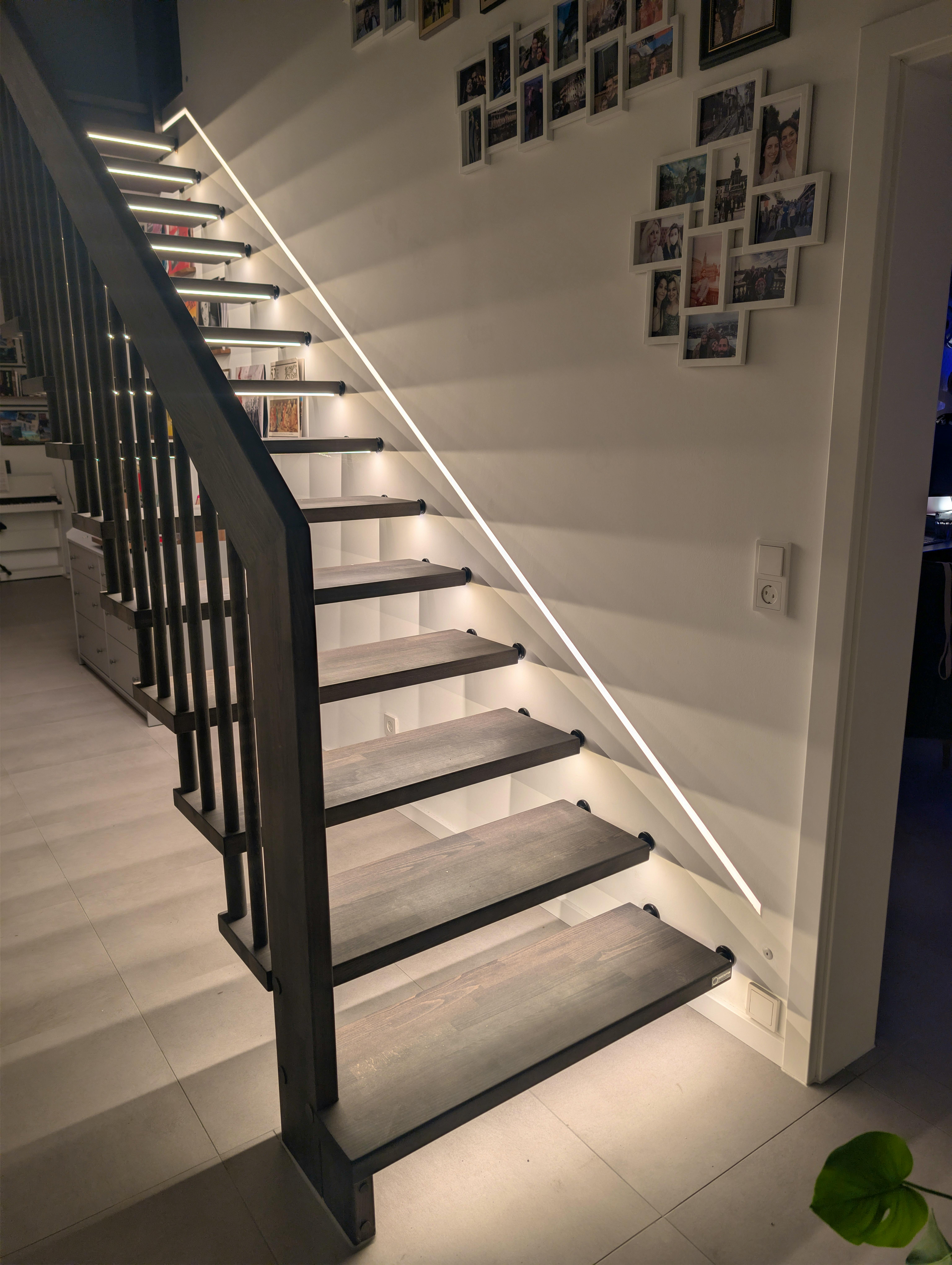 Fertige Derstappen-Galerietreppe aus schwarzer Buche mit selbst gebauter LED-Klavierbeleuchtung unter jeder Stufe und LED-Lichtleiste am Handlauf