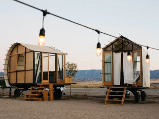 Zwei Tiny Houses aus Holz auf Rädern