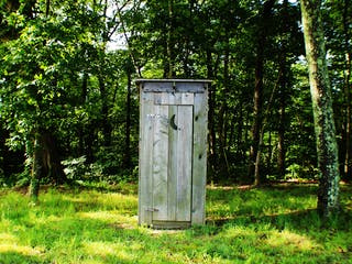 Kleines Toilettenhäuschen in der Natur