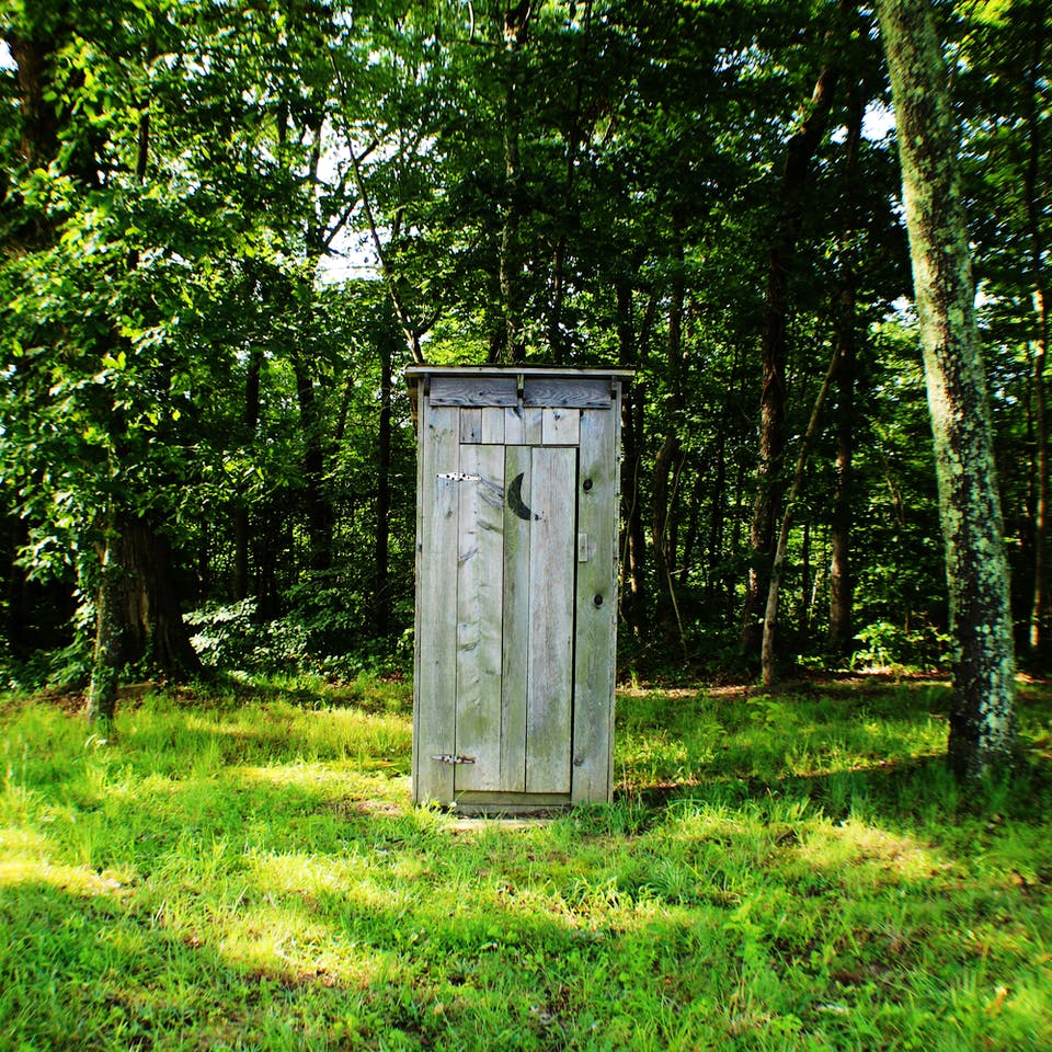 Kleines Toilettenhäuschen in der Natur