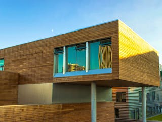 Modernes Universitätsgebäude aus Holz