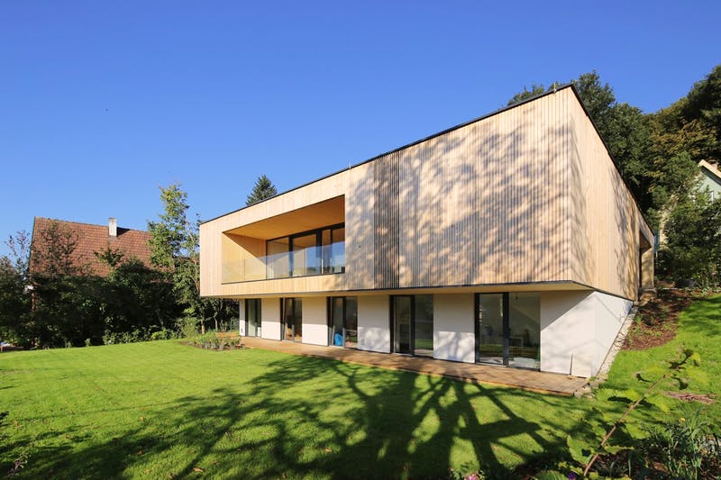 Am Hang gebautes Architektenhaus aus Beton und Holz in kubischer Form