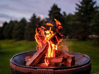 Feuer in Feuerschale im Garten