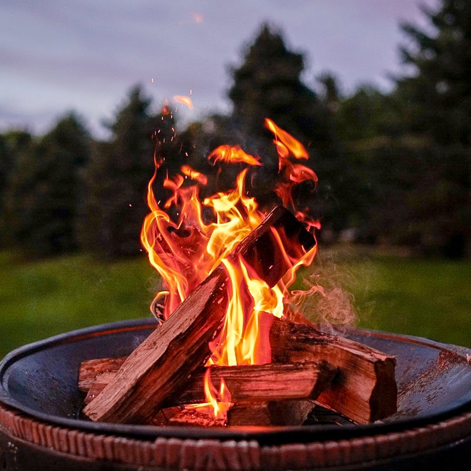 Feuer in Feuerschale im Garten