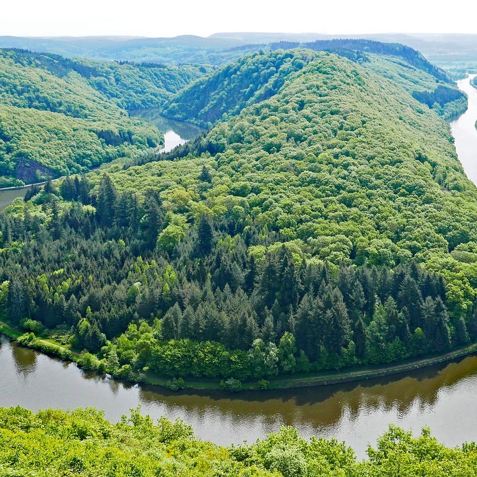 Typische Naturlandschaft des Saarlandes mit Fluss