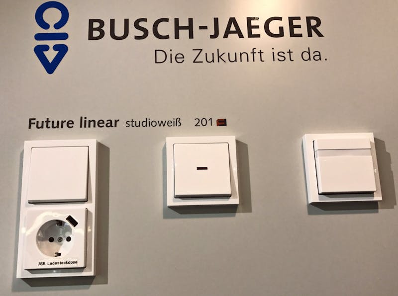 Lichtschalter und Steckdose in weiß bei der Bemusterung