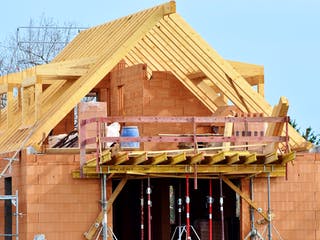 Massivhaus im Rohbau mit Dachstuhl