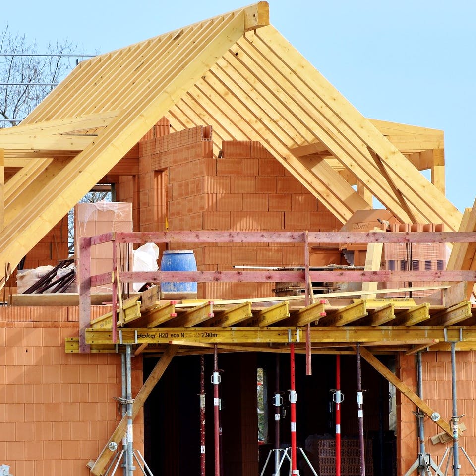 Massivhaus im Rohbau mit Dachstuhl