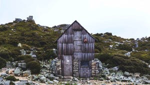 Haus aus Holz und Stein gebaut