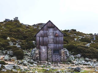 Haus aus Holz und Stein gebaut