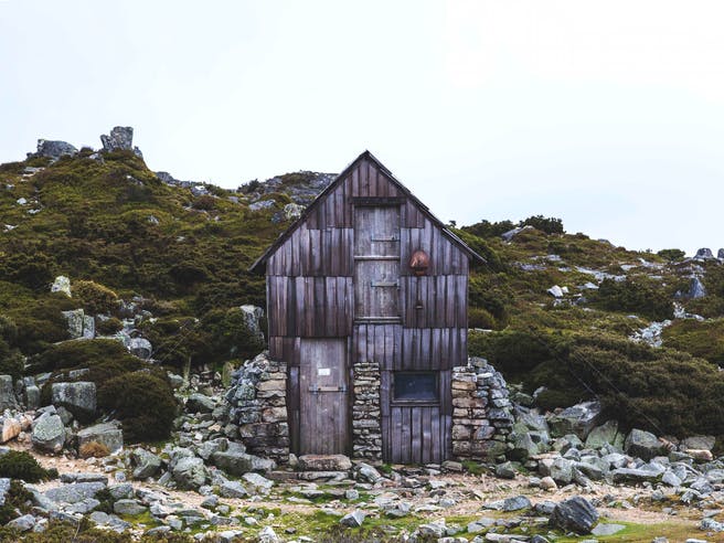 Haus aus Holz und Stein gebaut