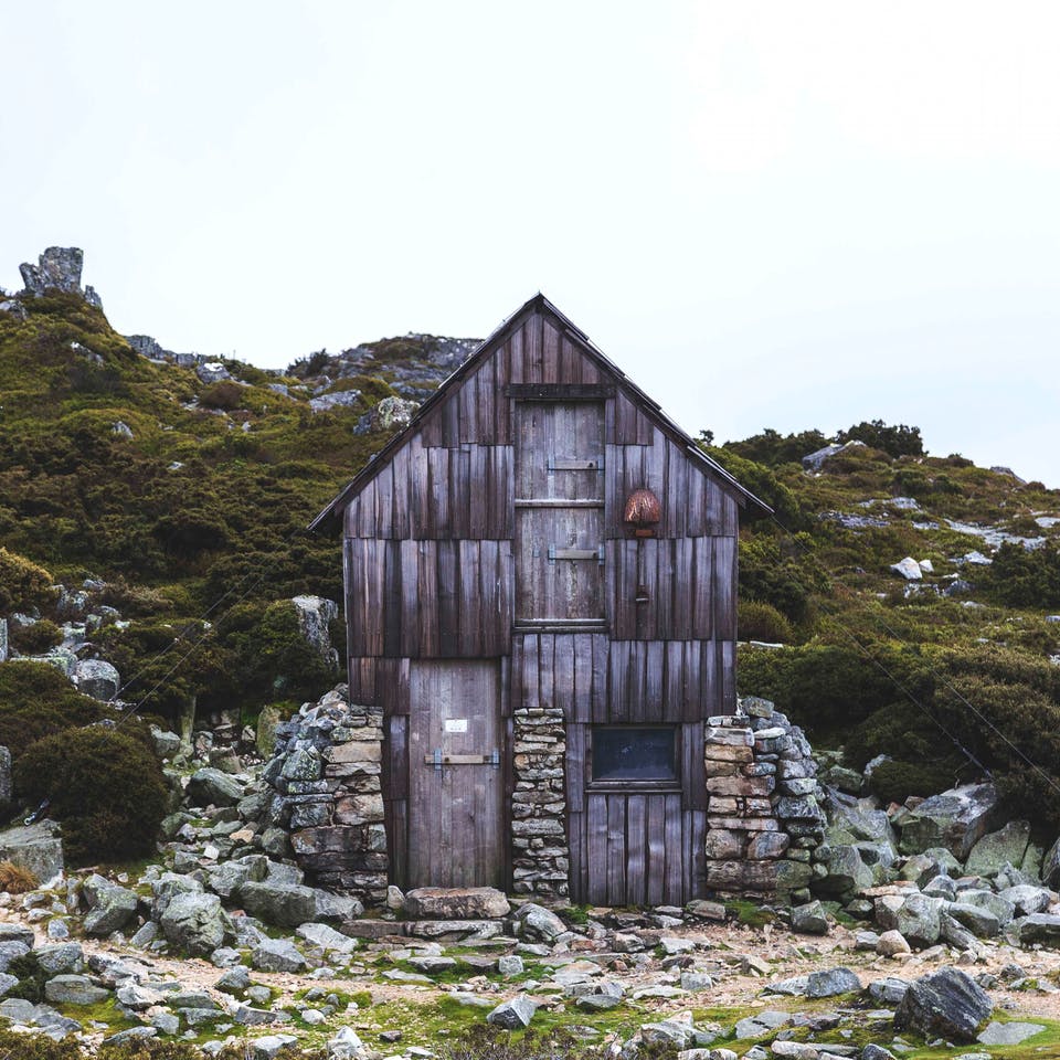 Haus aus Holz und Stein gebaut