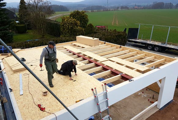 Die Modul-Garage wird auf Wunsch an den Hausstil angepasst und vom Anbieter selbst montiert.