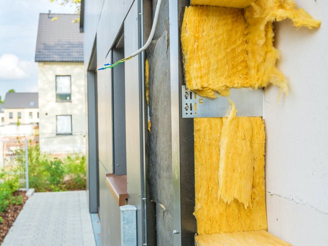 Querschnitt einer Dämmung der Außenwand an einem Haus
