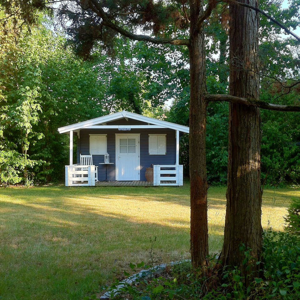 Kleine Gartenlaube steht auf einem Waldgrundstück