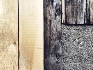 Neue Holzverkleidung neben einer alten Holzfassade