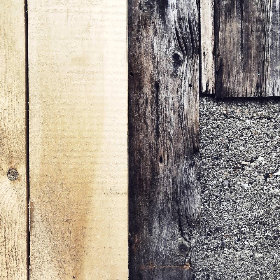 Neue Holzverkleidung neben einer alten Holzfassade