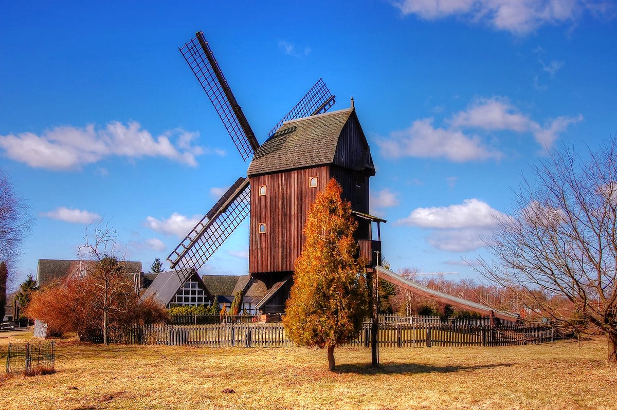 Ländliche Landschaft in Niedersachen mit Mühle