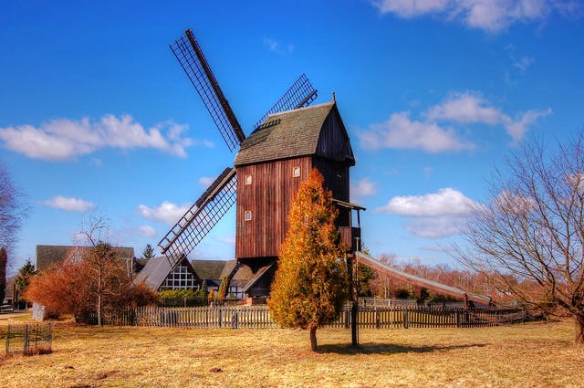 Ländliche Landschaft in Niedersachen mit Mühle