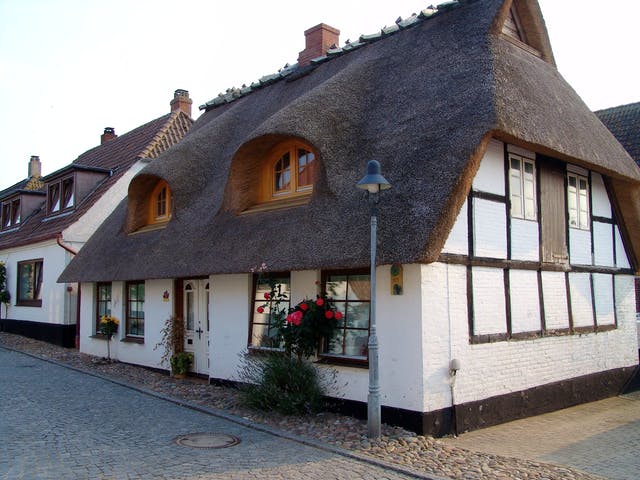 Älteres Haus mit Reetdach im nordischen Stil