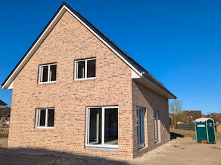 Fertiges Massivhaus mit hellem Klinker und Satteldach in Stade