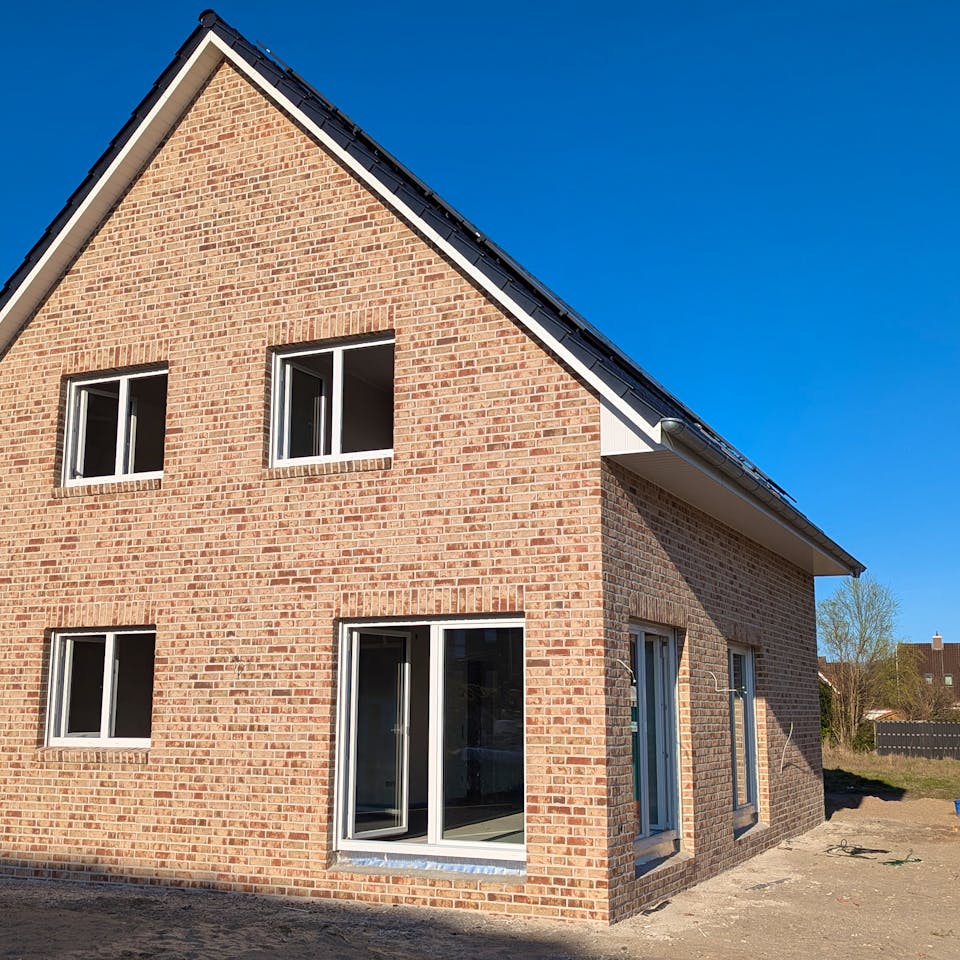 Fertiges Massivhaus mit hellem Klinker und Satteldach in Stade