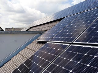 Solarkollektoren einer PV-Anlage auf dem Dach eines Einfamilienhauses Solarkollektoren einer PV-Anlage auf dem Dach eines Einfamilienhauses