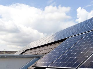 Dach eines Einfamilienhauses mit Photovoltaikanlage