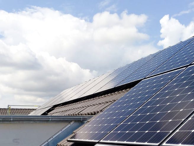 Dach eines Einfamilienhauses mit Photovoltaikanlage