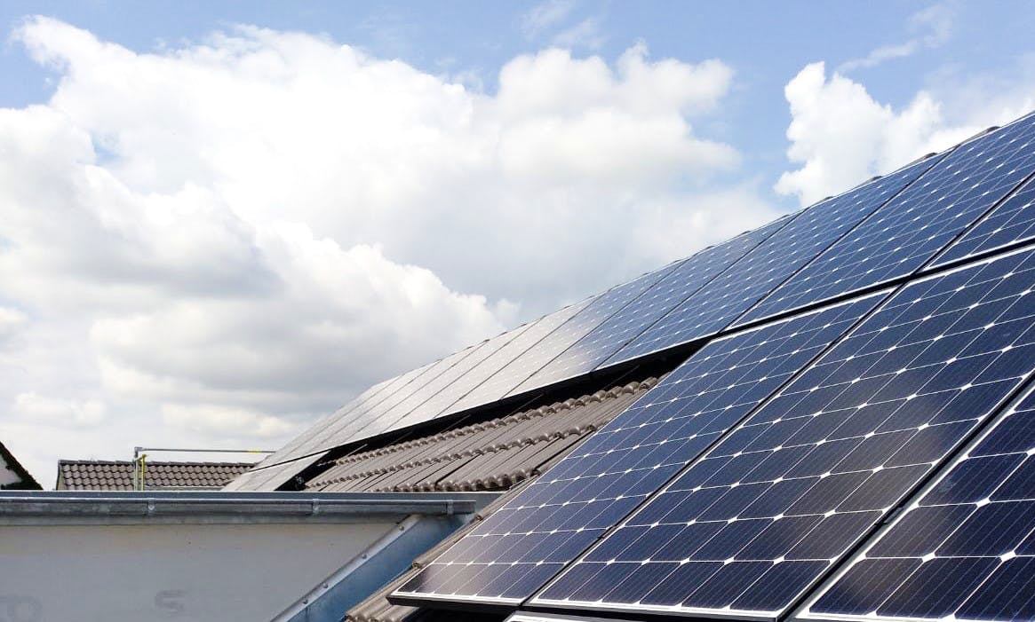 Dach eines Einfamilienhauses mit Photovoltaikanlage