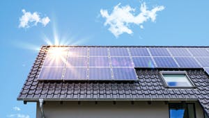 Photovoltaikanlage auf dem Dach eines Einfamilienhauses