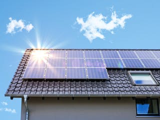 Photovoltaikanlage auf dem Dach eines Einfamilienhauses