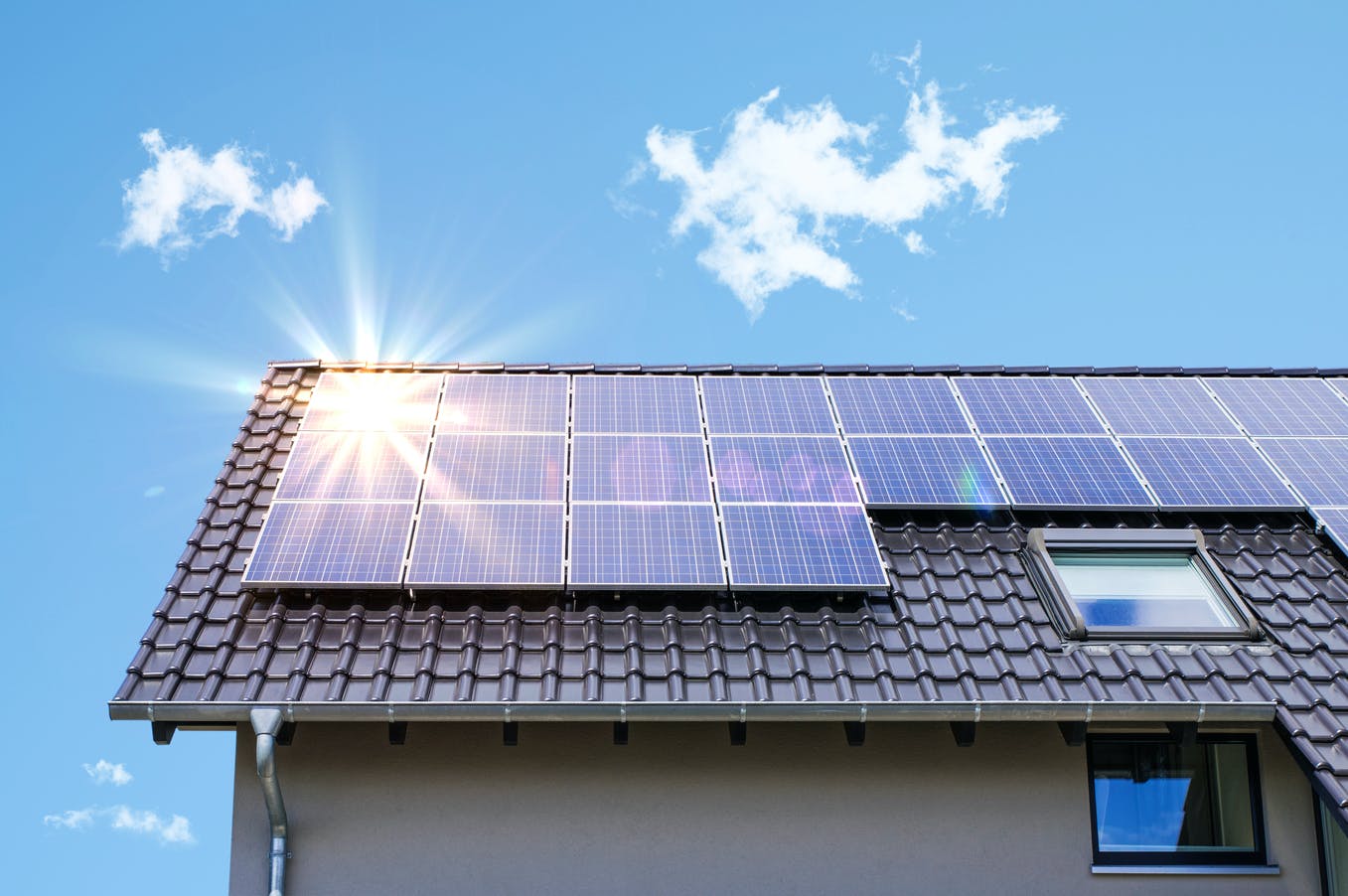 Haus mit Pultdach und Solaranlage