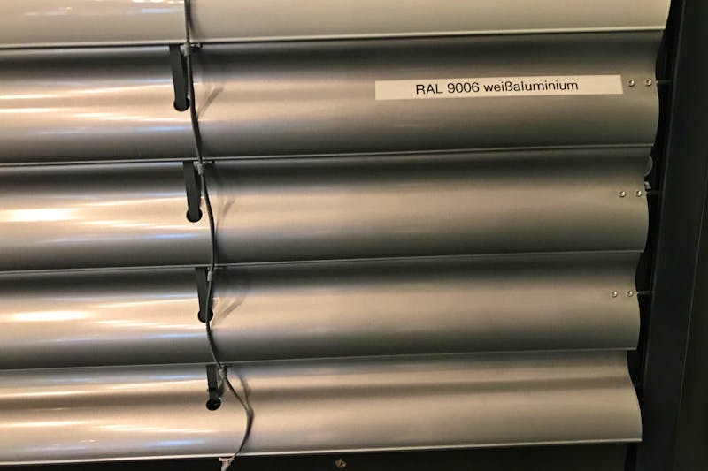 Raffstores in Weißaluminium