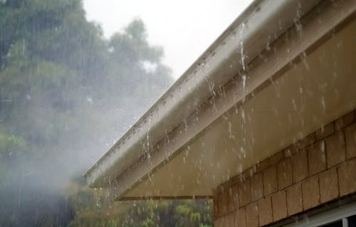 Regenrinne die im Starkregen überläuft