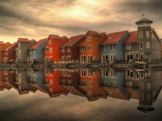 Buntes Reihenhaus versetzt angeordnet am Wasser