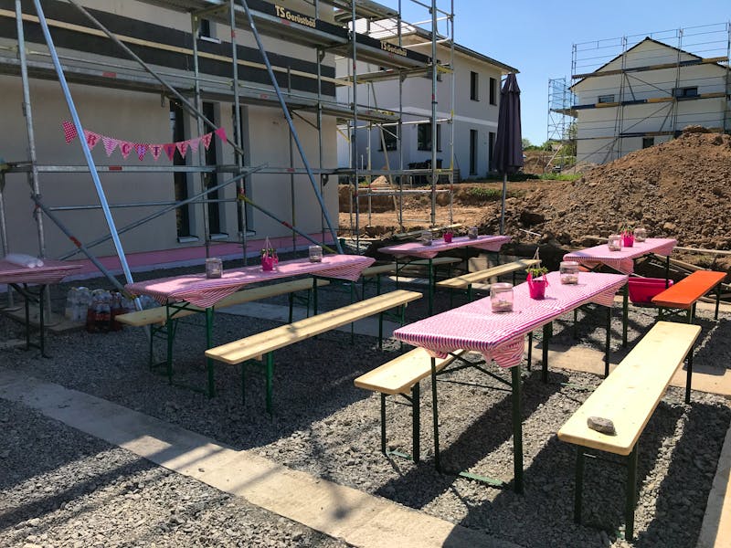 Biertische und Bänke mit rosa Deko beim Richtfest