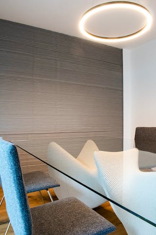 3D-Drucker-Haus innen: Die typische riffelartige Betonwand kombiniert mit weißem Putz