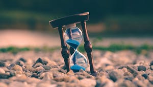 Laufende Sanduhr auf Kieselsteinen