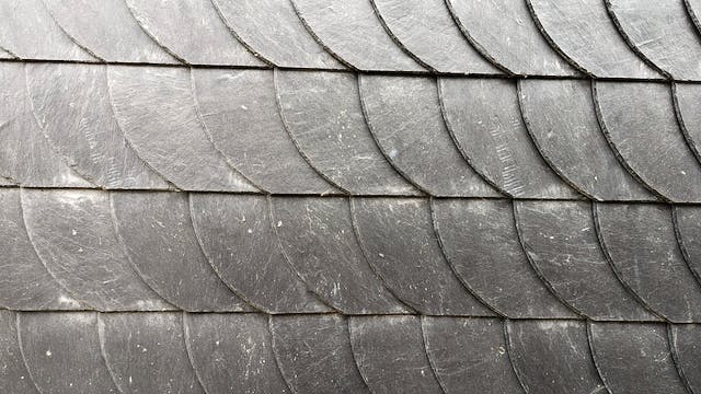 Schuppendeckung mit Schiefer-Ziegeln