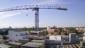 Platzierung von Modulbauten mit Kran auf einem Parkhausdach