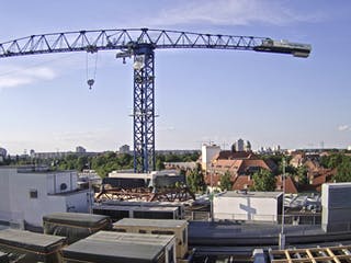 Platzierung von Modulbauten mit Kran auf einem Parkhausdach Platzierung von Modulbauten mit Kran auf einem Parkhausdach