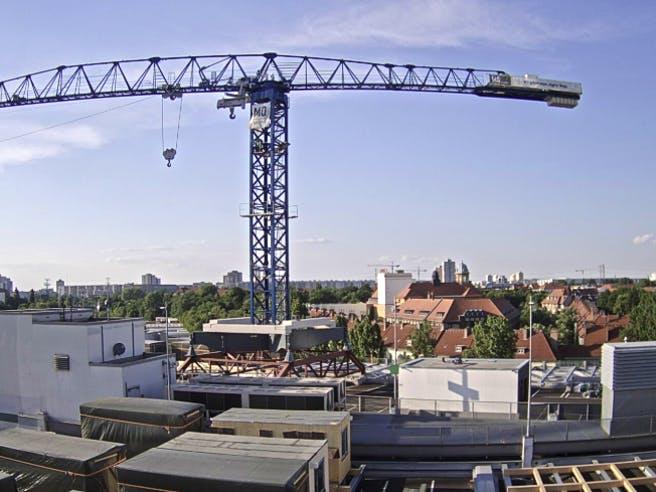 Platzierung von Modulbauten mit Kran auf einem Parkhausdach