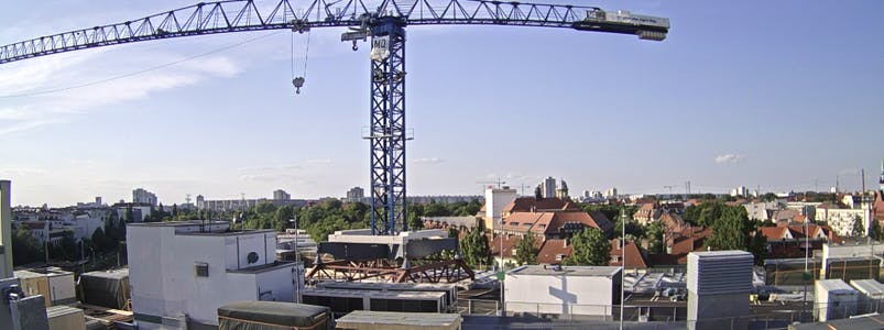 Platzierung von Modulbauten mit Kran auf einem Parkhausdach
