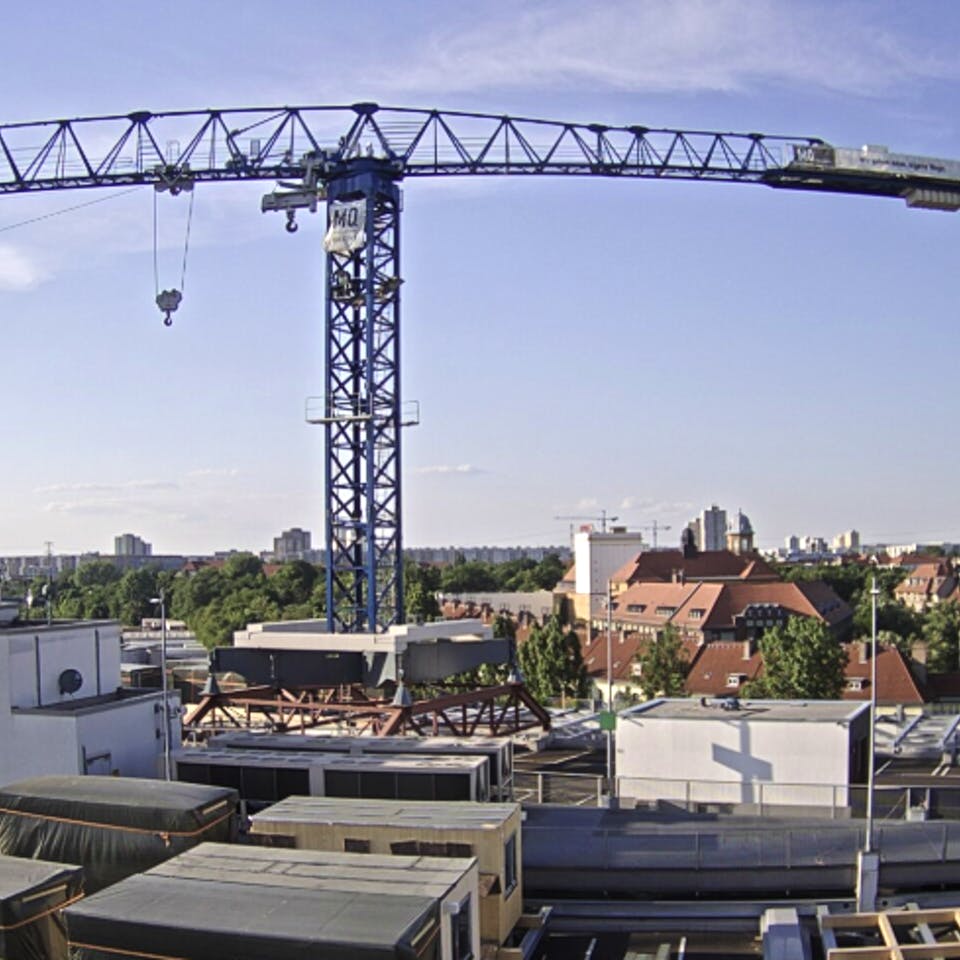 Platzierung von Modulbauten mit Kran auf einem Parkhausdach