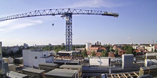 Platzierung von Modulbauten mit Kran auf einem Parkhausdach